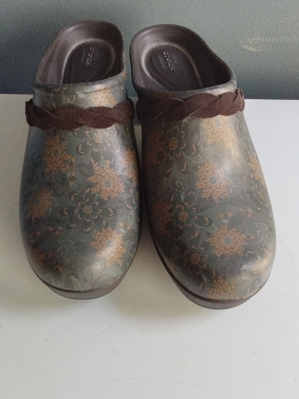 Crocs Sarah Clogs Brown‎ Floral Braided Strap Dual Comfort Mules Womens Size 9